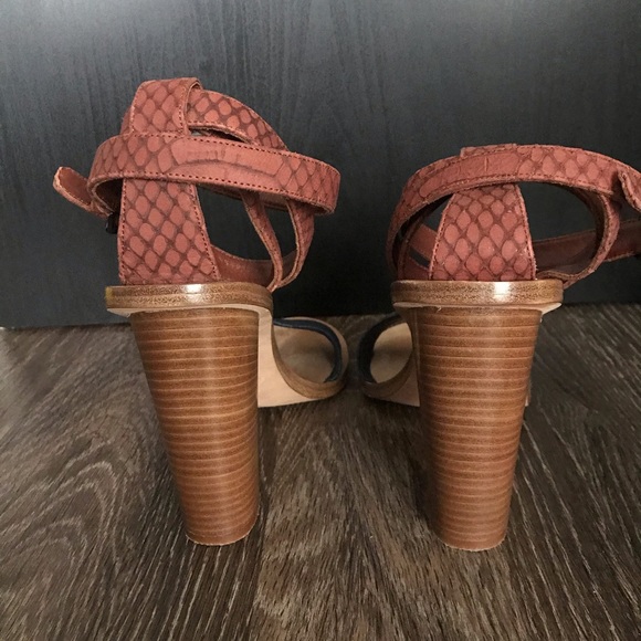 Vince ‘Nava’ ankle strap leather heeled sandals - Picture 5 of 8